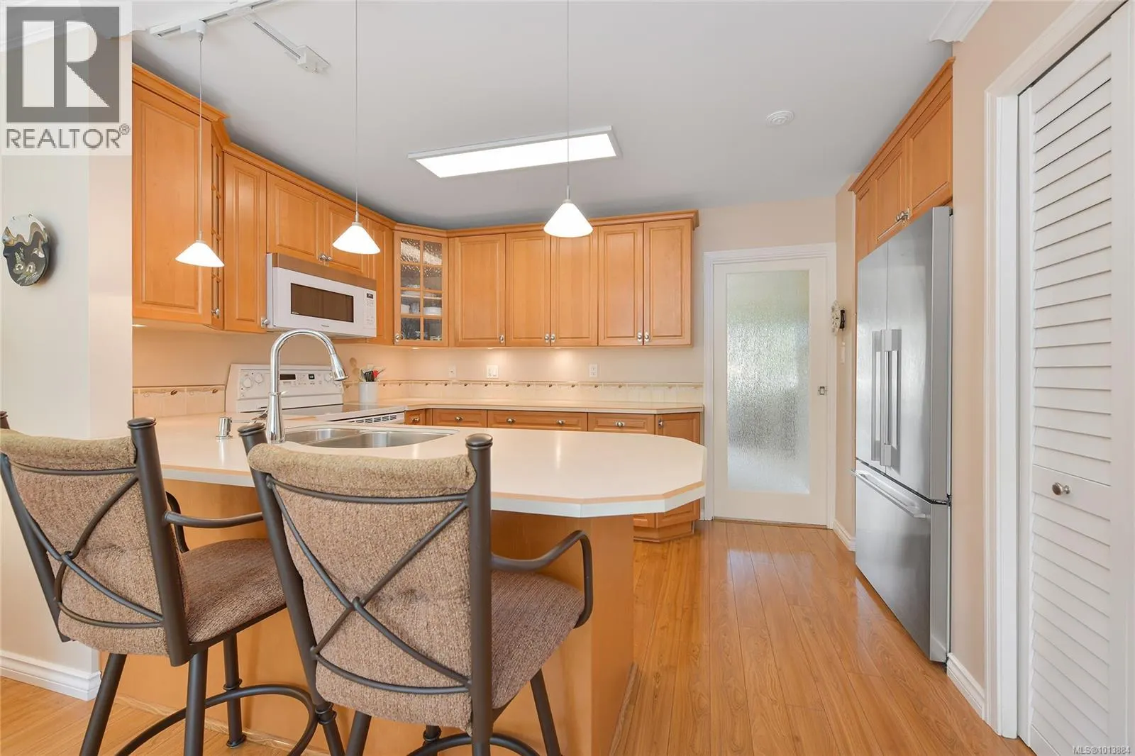 913 2829 Arbutus Rd