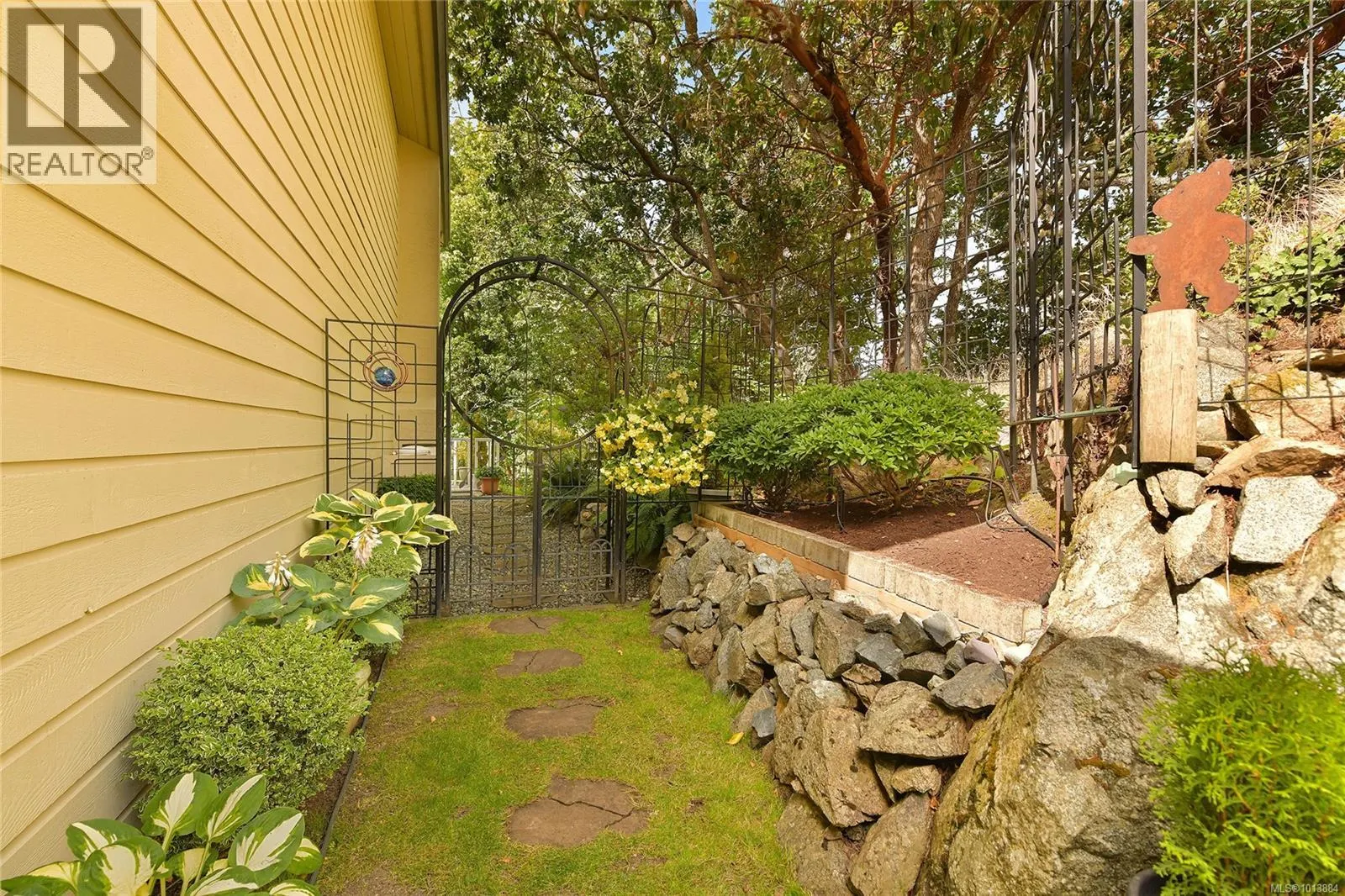 913 2829 Arbutus Rd