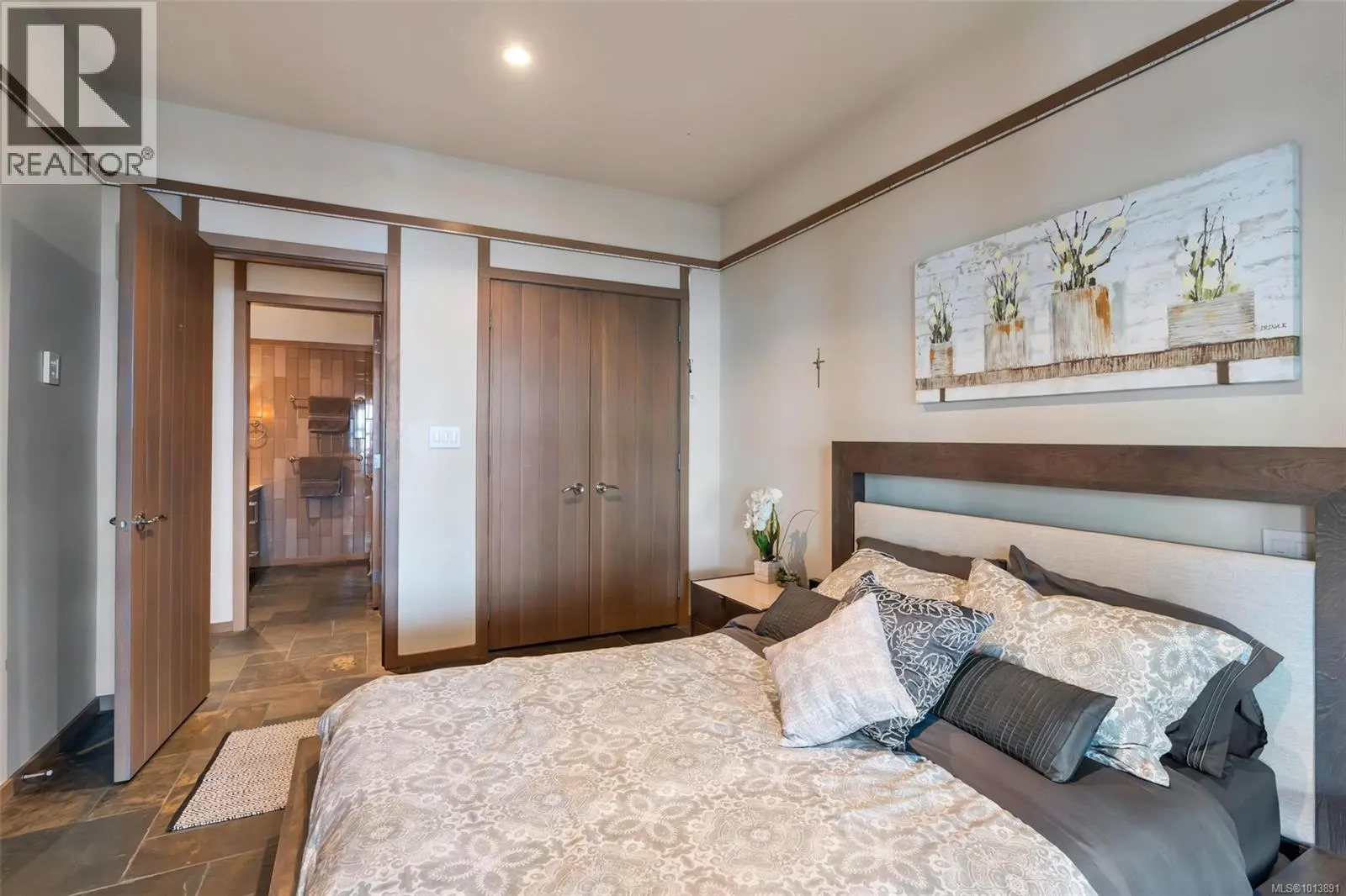 5073 Cordova Bay Rd