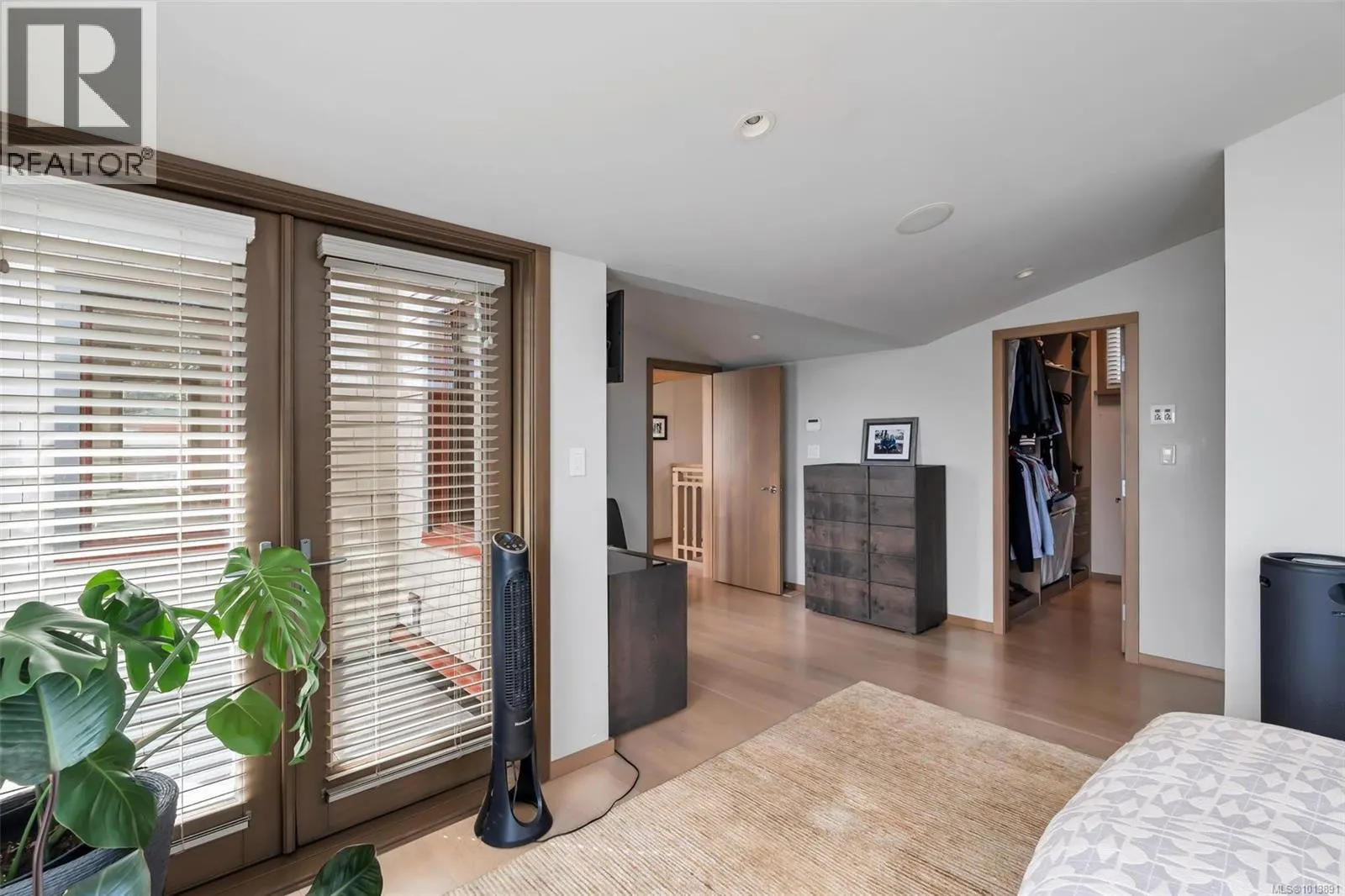 5073 Cordova Bay Rd