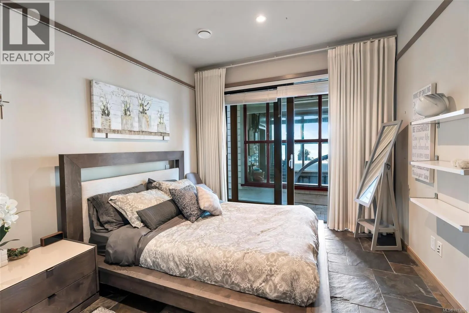 5073 Cordova Bay Rd