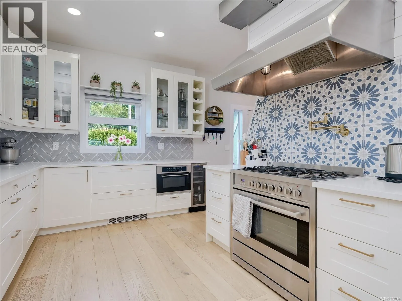 5877 Sooke Rd