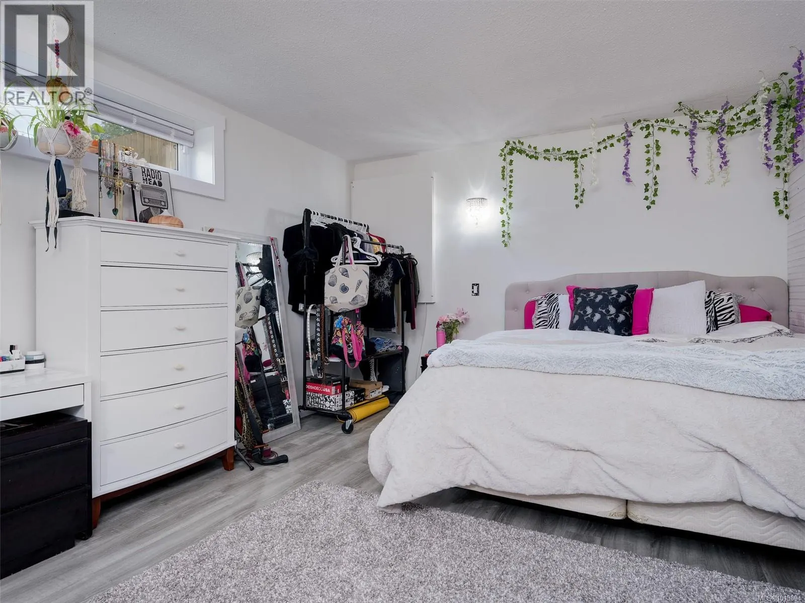5877 Sooke Rd