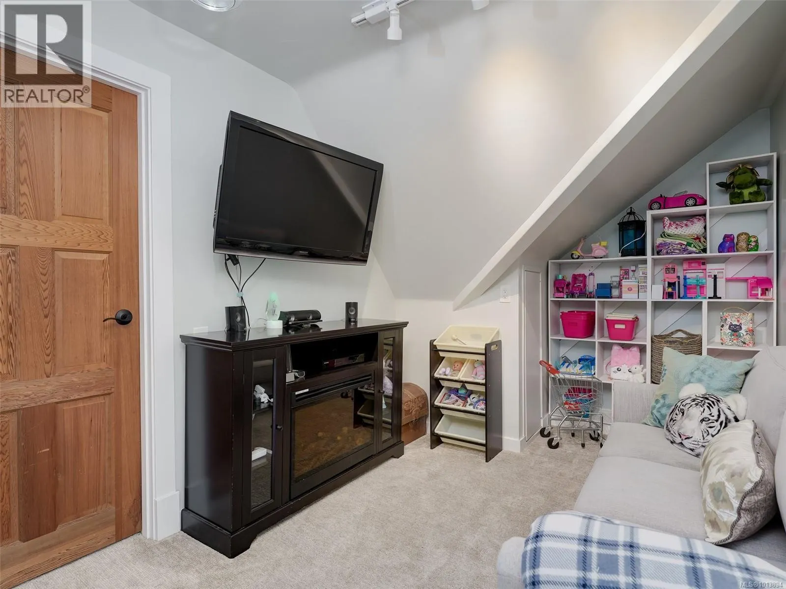 5877 Sooke Rd