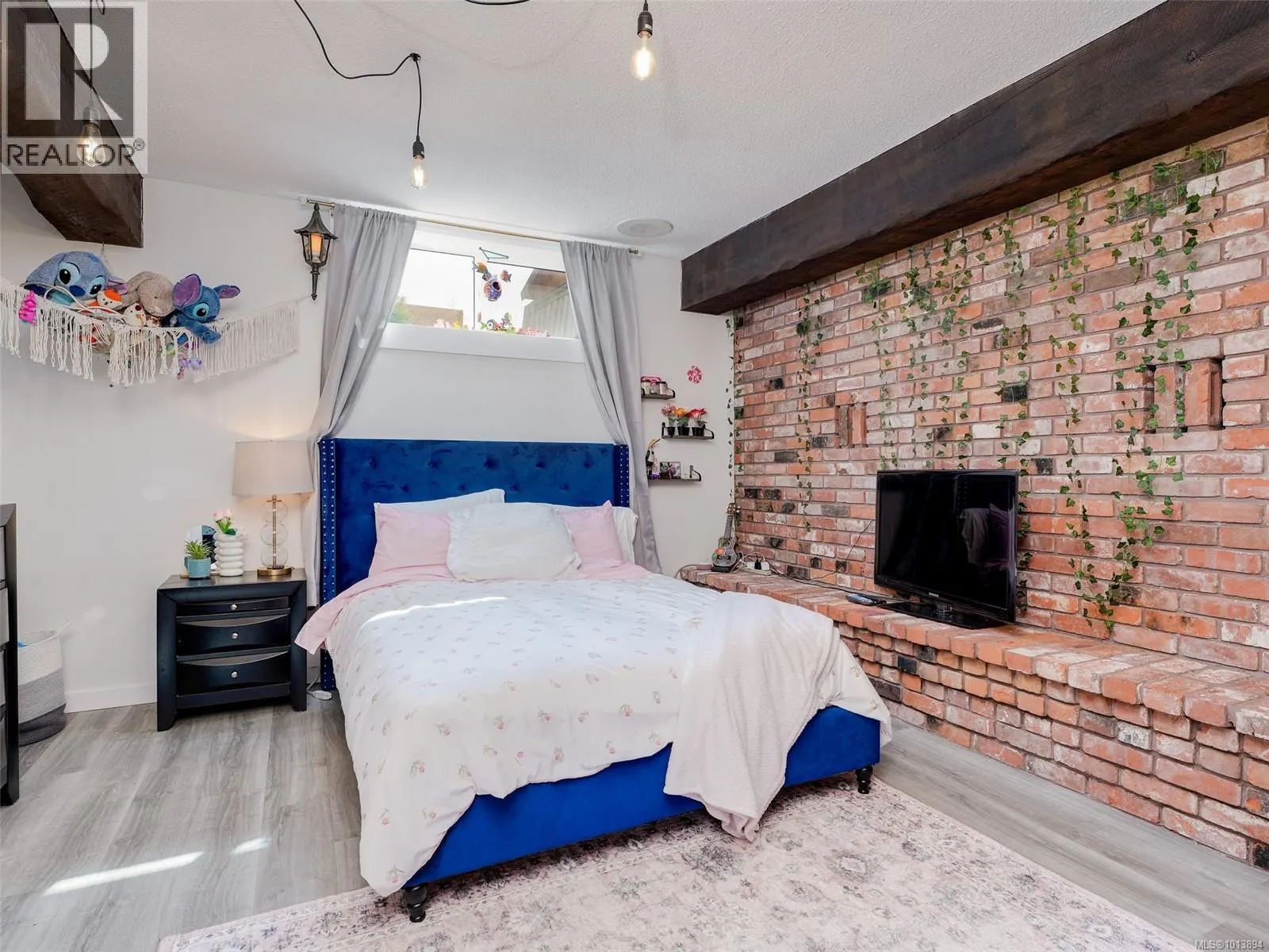 5877 Sooke Rd