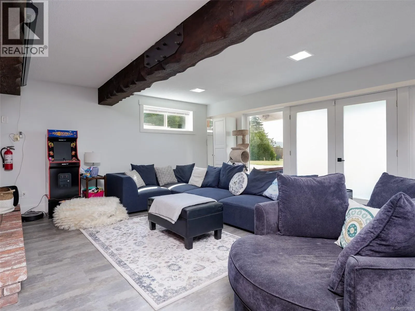 5877 Sooke Rd