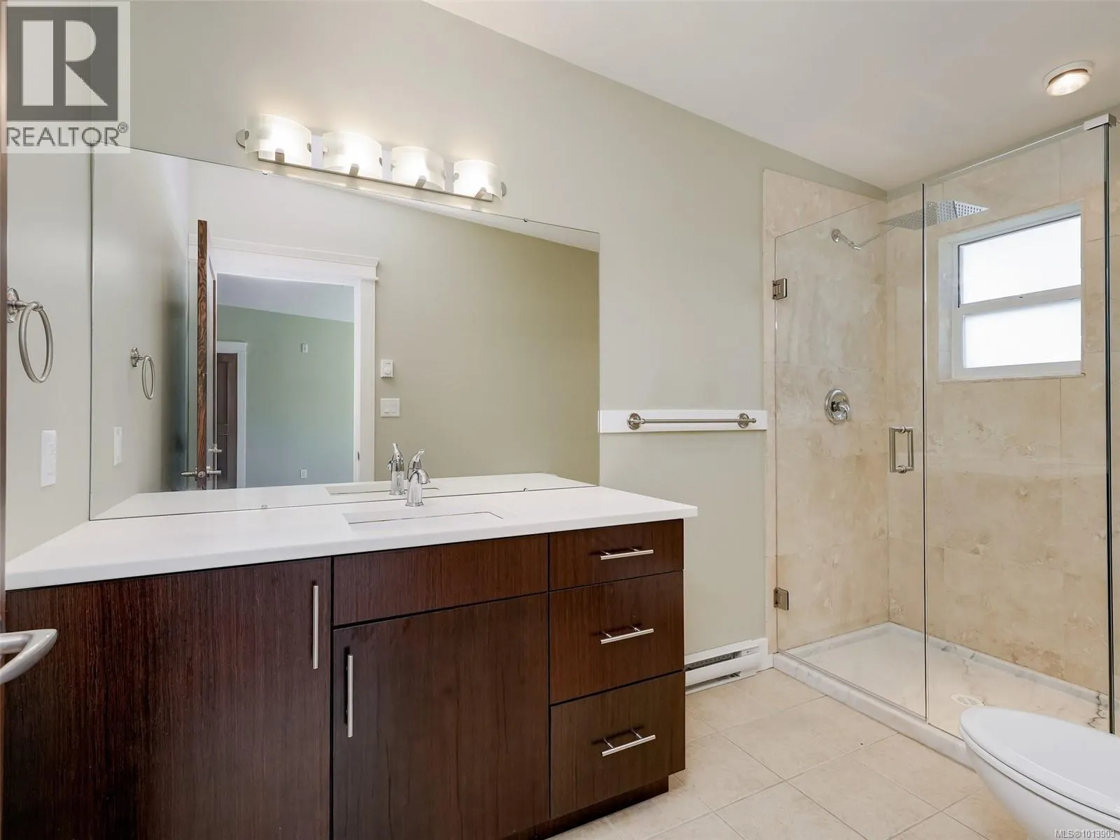 302 6981 East Saanich Rd