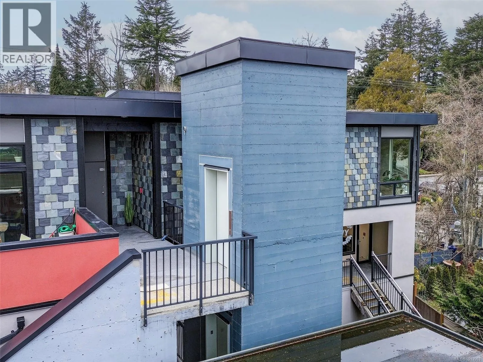 302 6981 East Saanich Rd