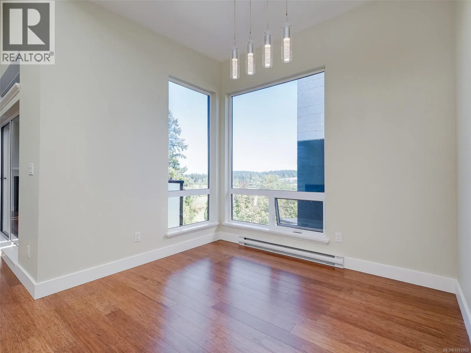 302 6981 East Saanich Rd