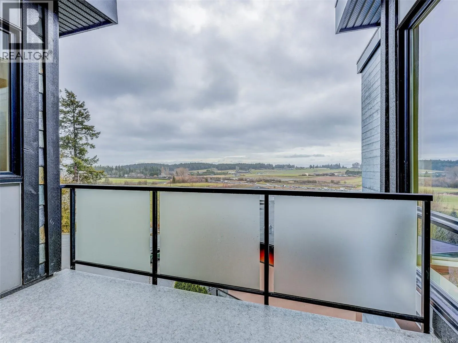 302 6981 East Saanich Rd