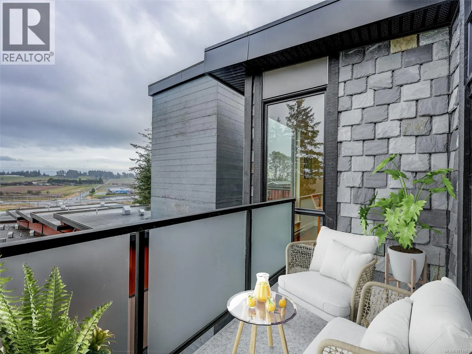 302 6981 East Saanich Rd
