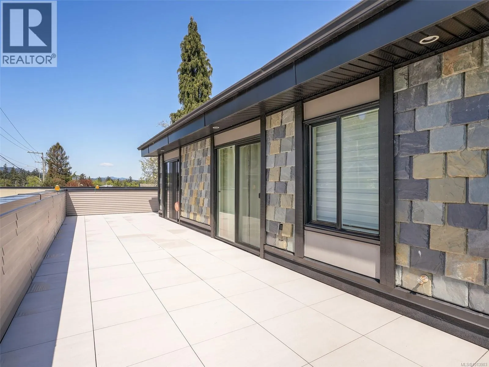 302 6981 East Saanich Rd