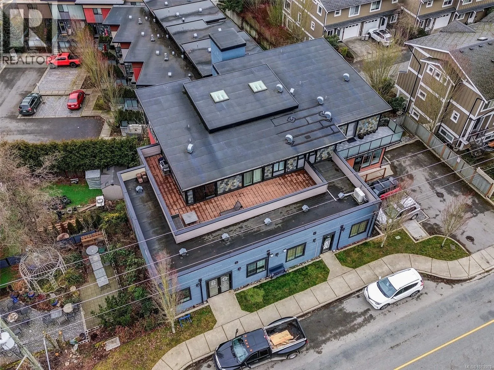 302 6981 East Saanich Rd