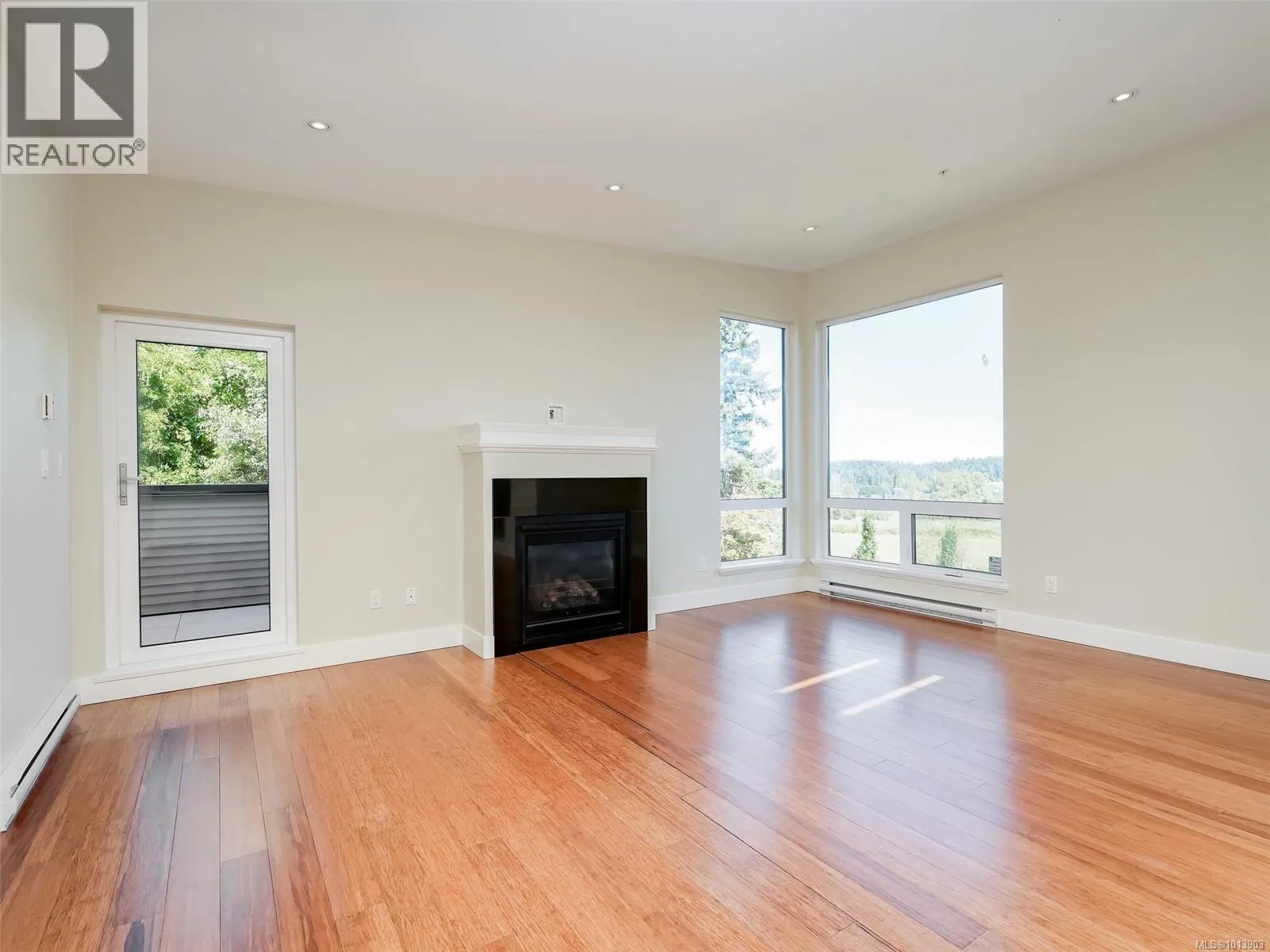 302 6981 East Saanich Rd