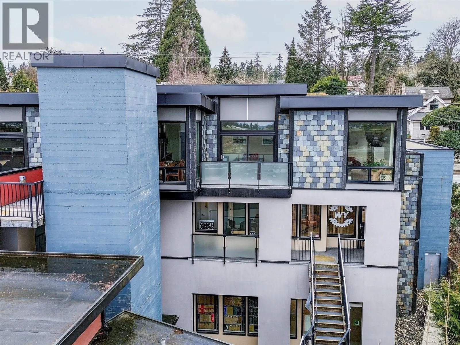 302 6981 East Saanich Rd
