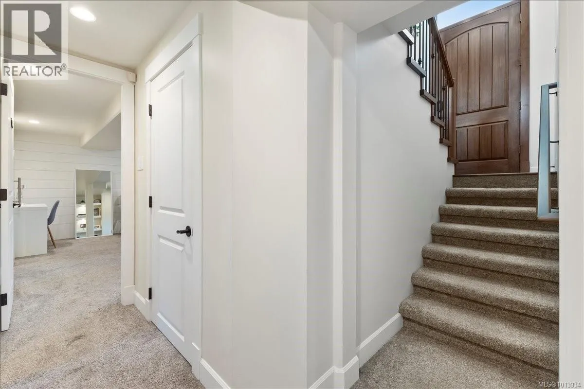 3733 Polaris Dr