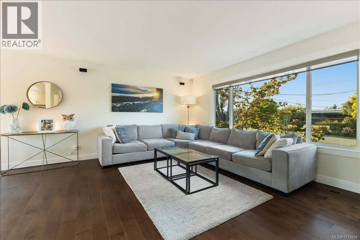 3733 Polaris Dr