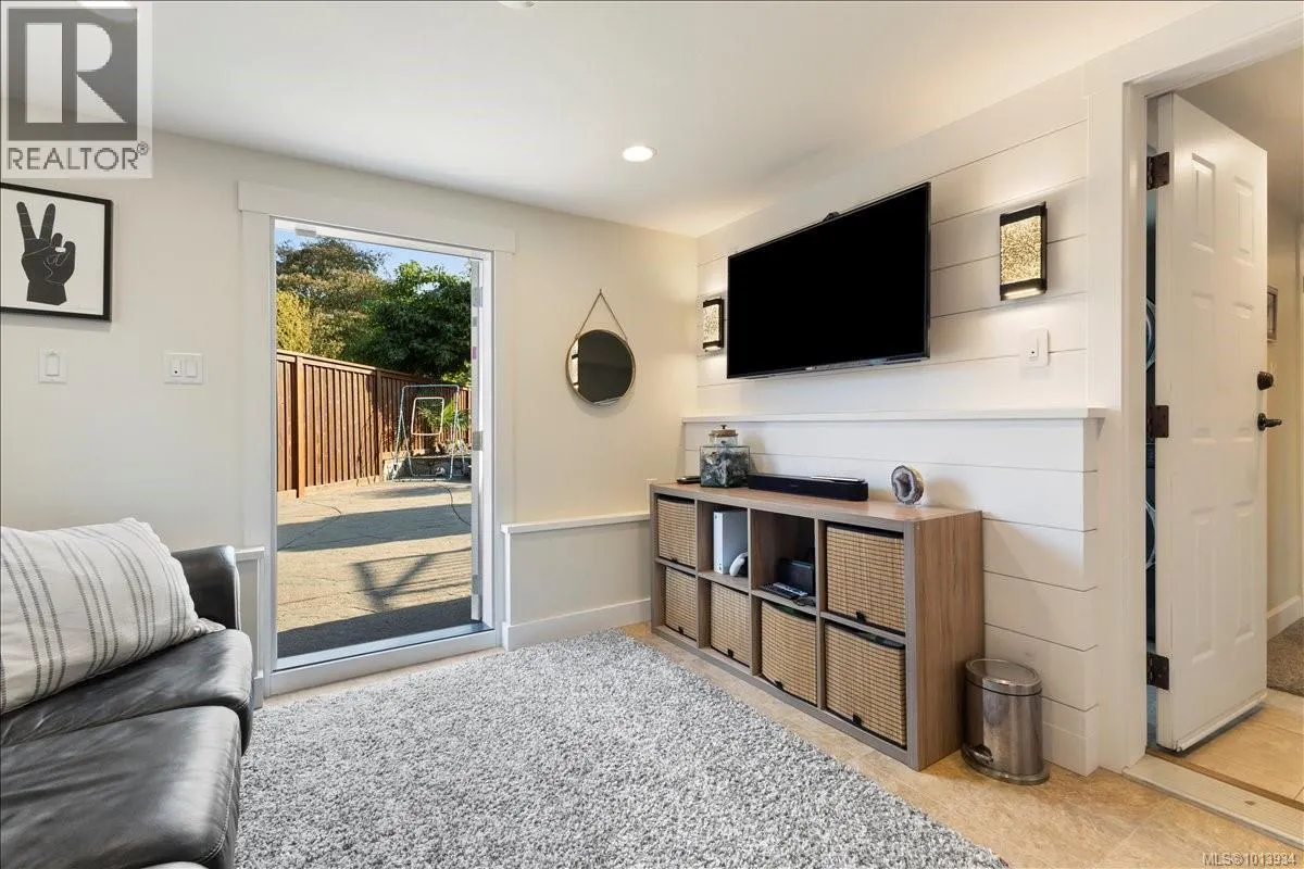 3733 Polaris Dr