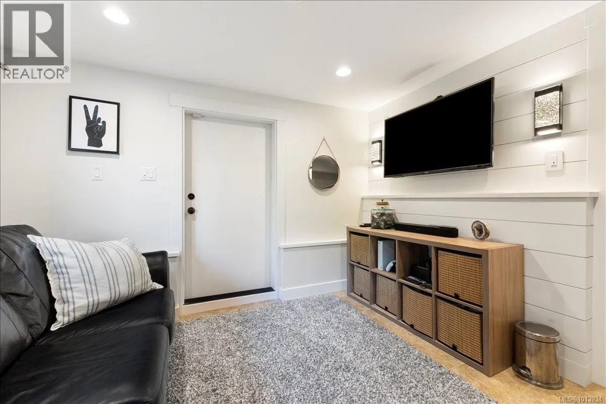 3733 Polaris Dr
