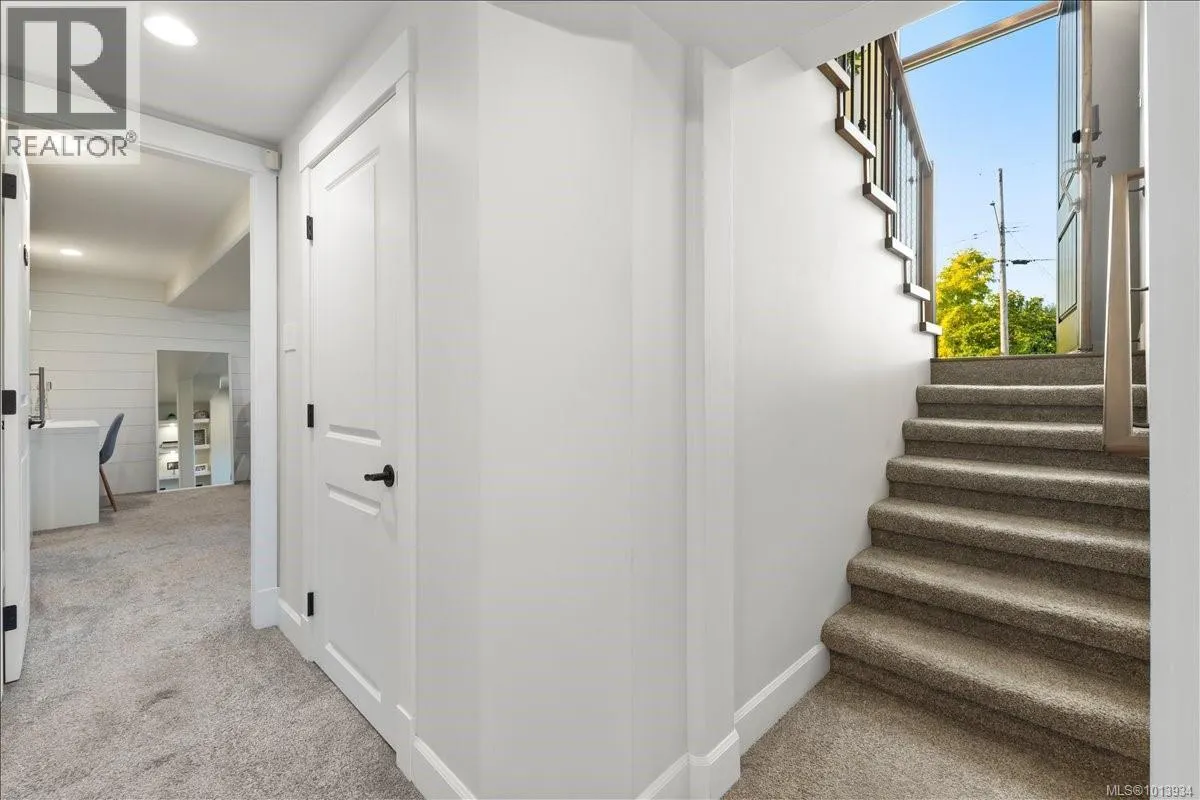 3733 Polaris Dr