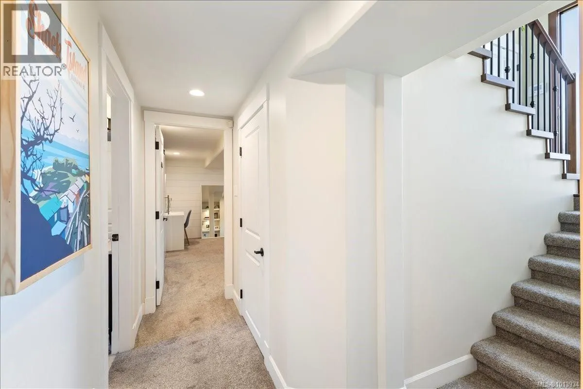 3733 Polaris Dr