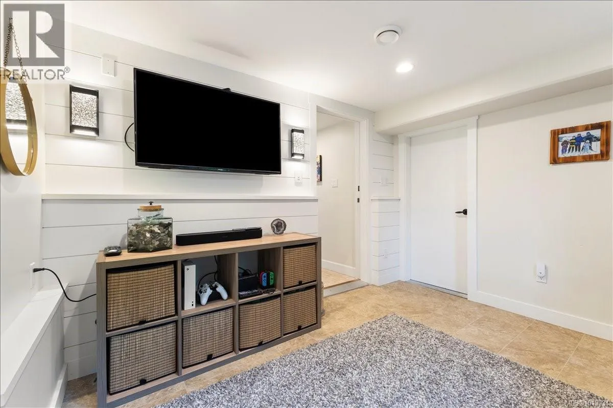 3733 Polaris Dr