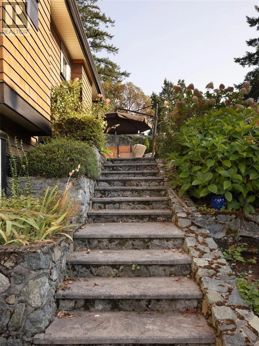 101 Gibraltar Bay Dr