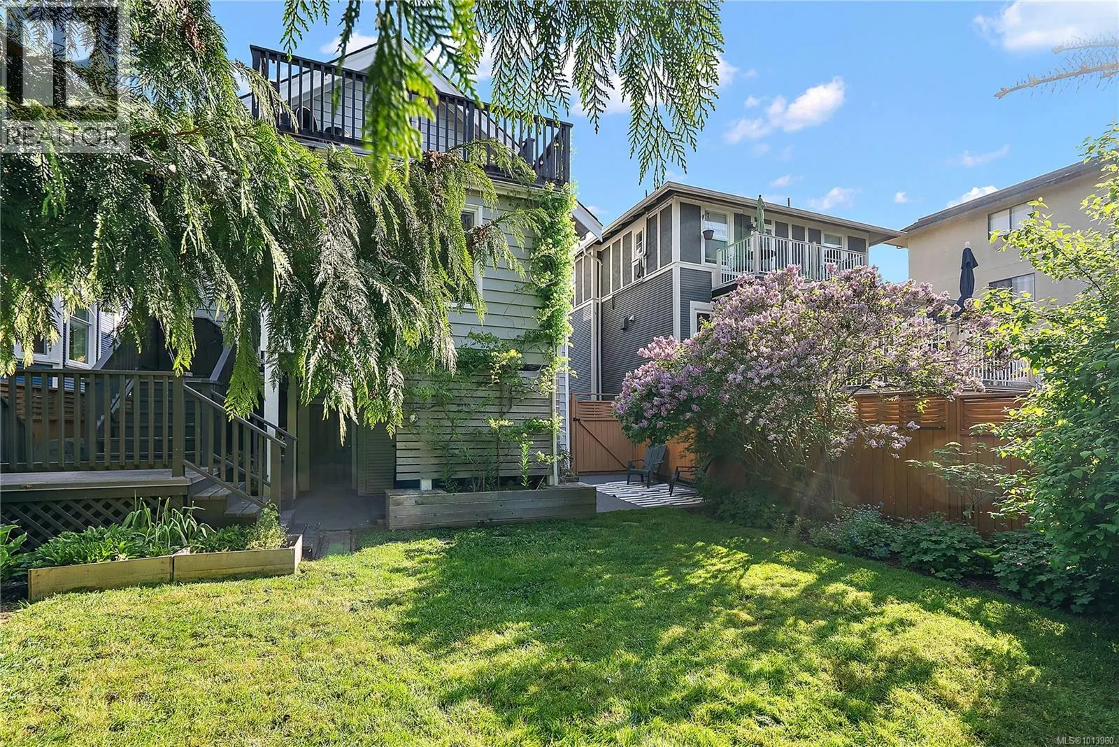 329 Simcoe St