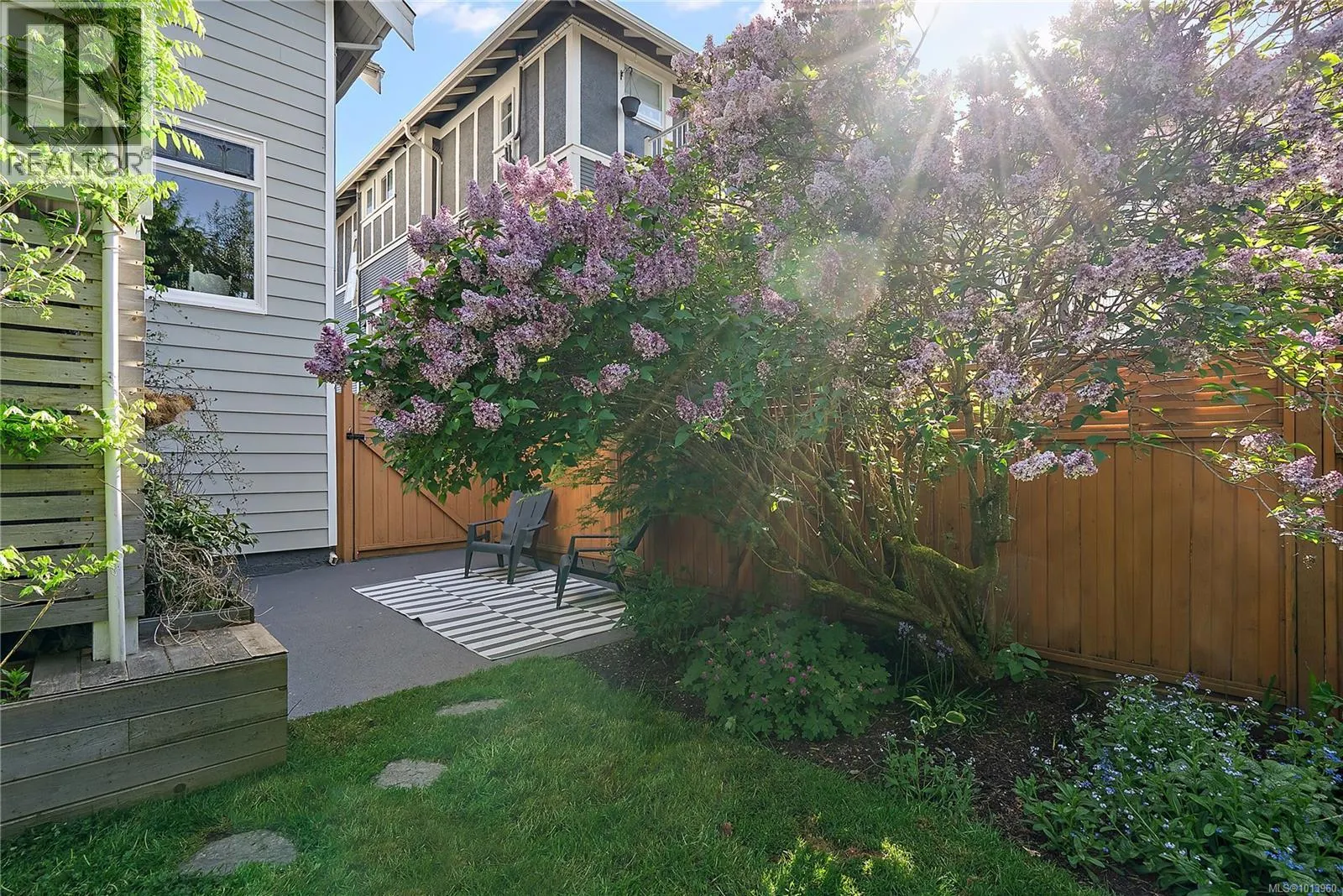329 Simcoe St