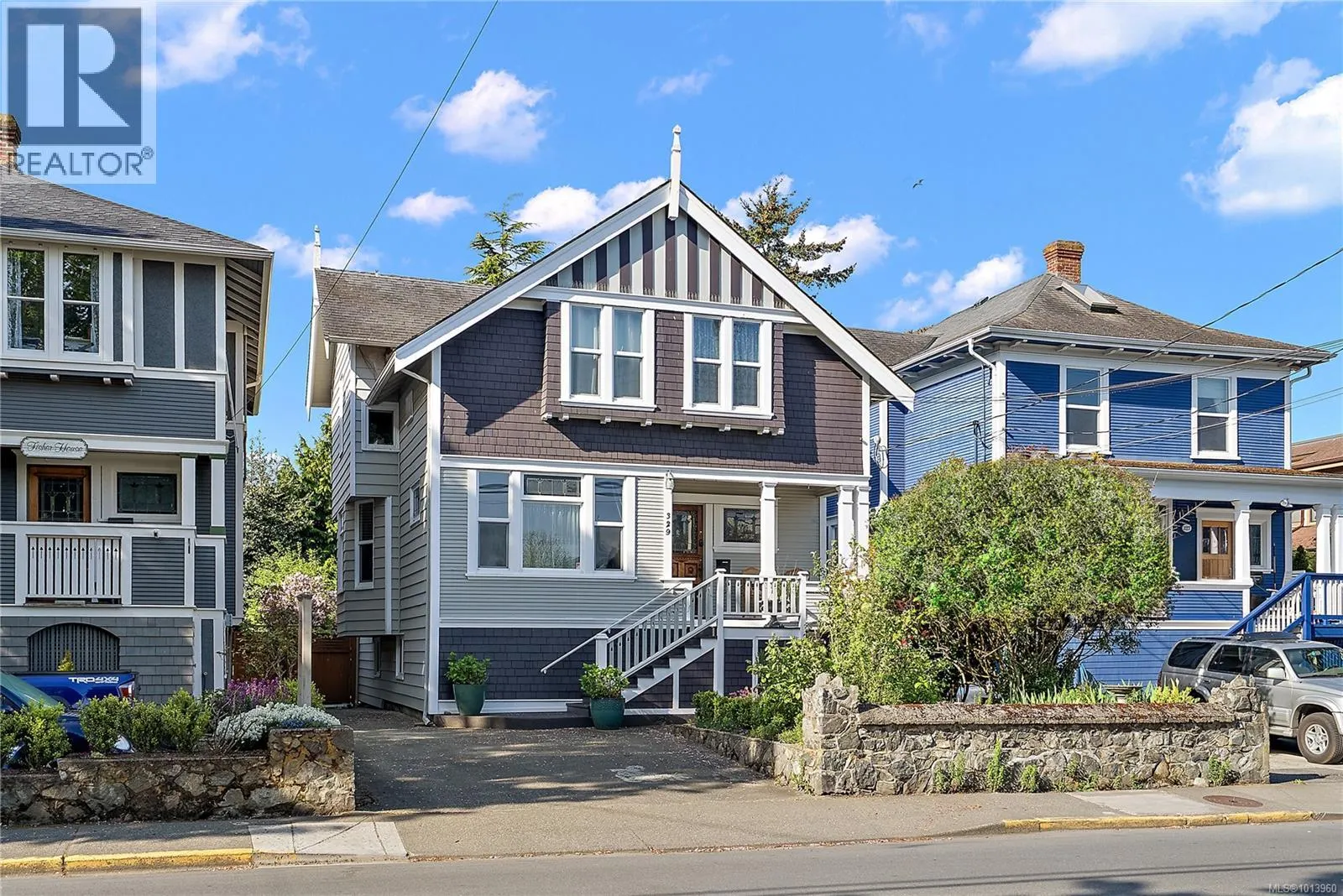 329 Simcoe St