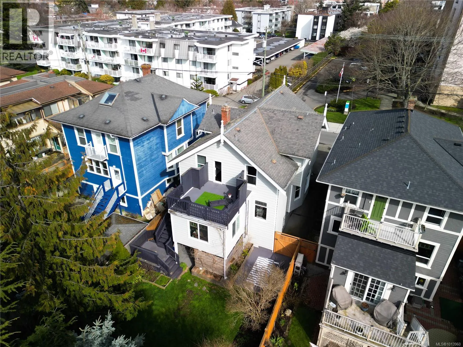329 Simcoe St