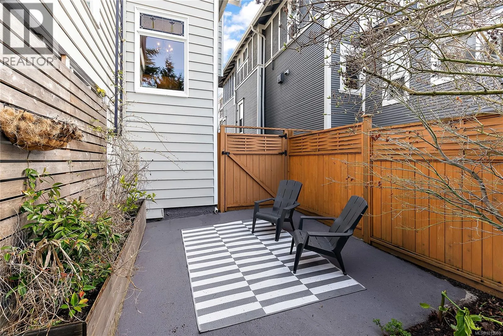 329 Simcoe St