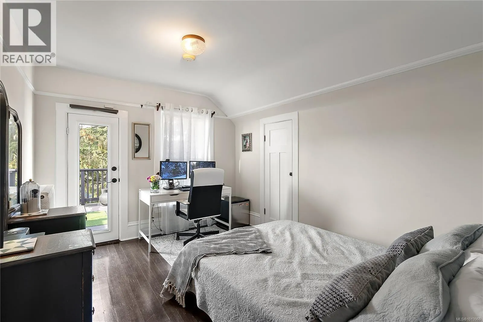 329 Simcoe St