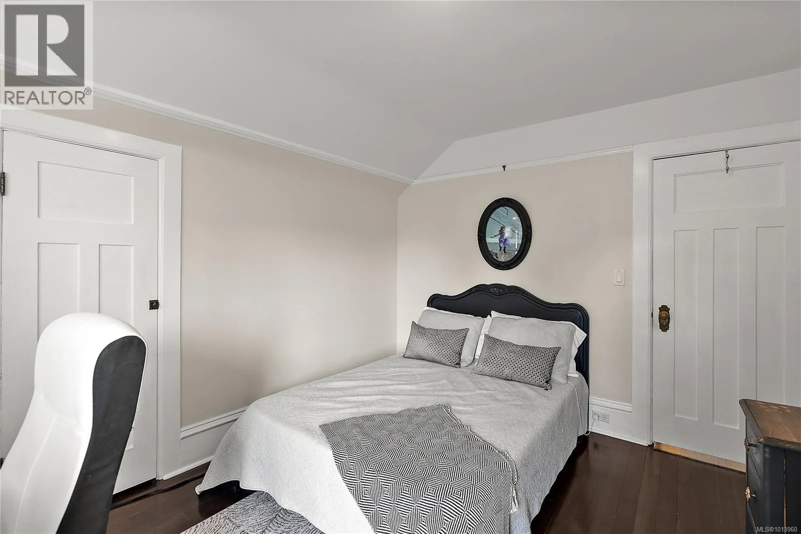 329 Simcoe St