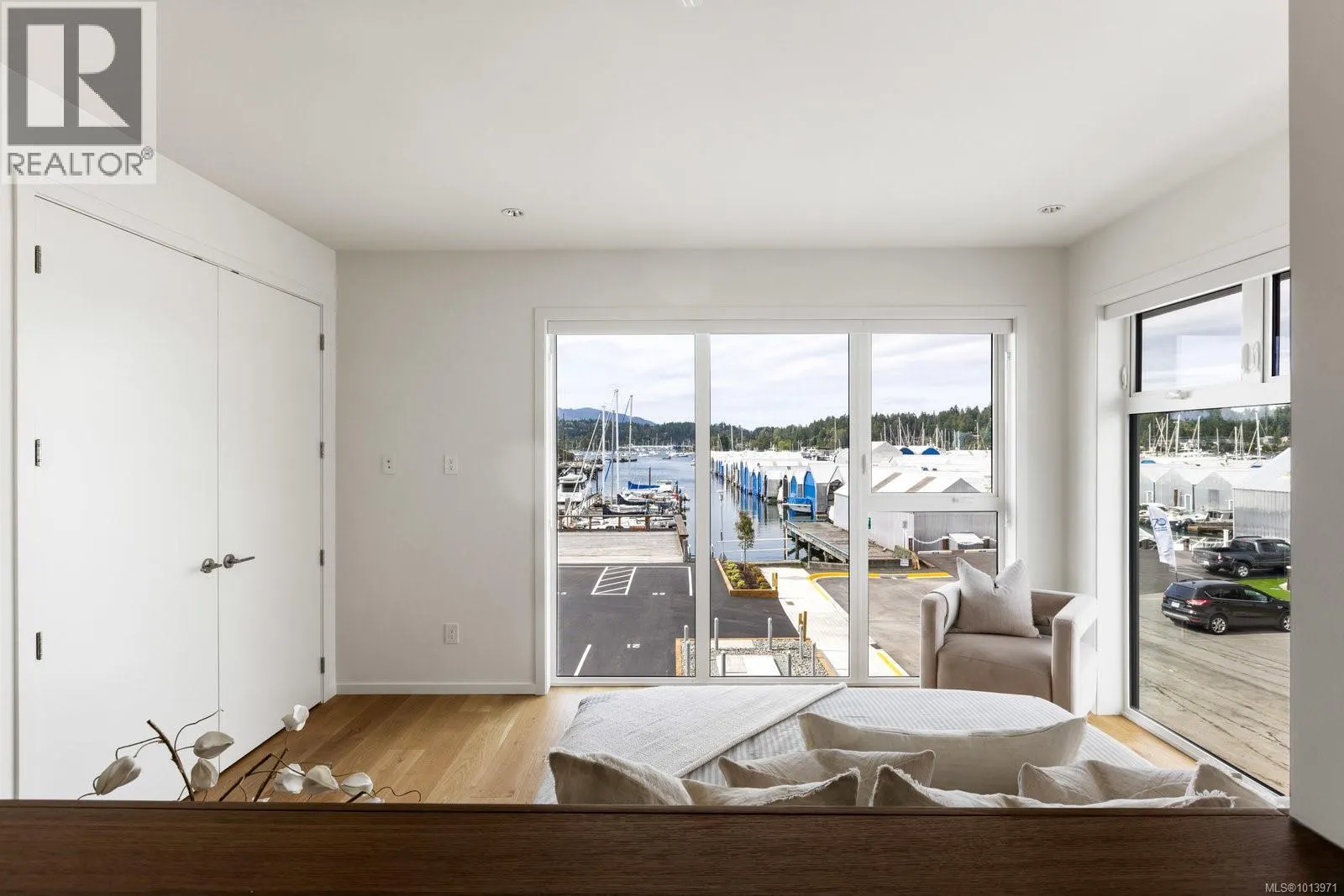 201 2270 Harbour Rd