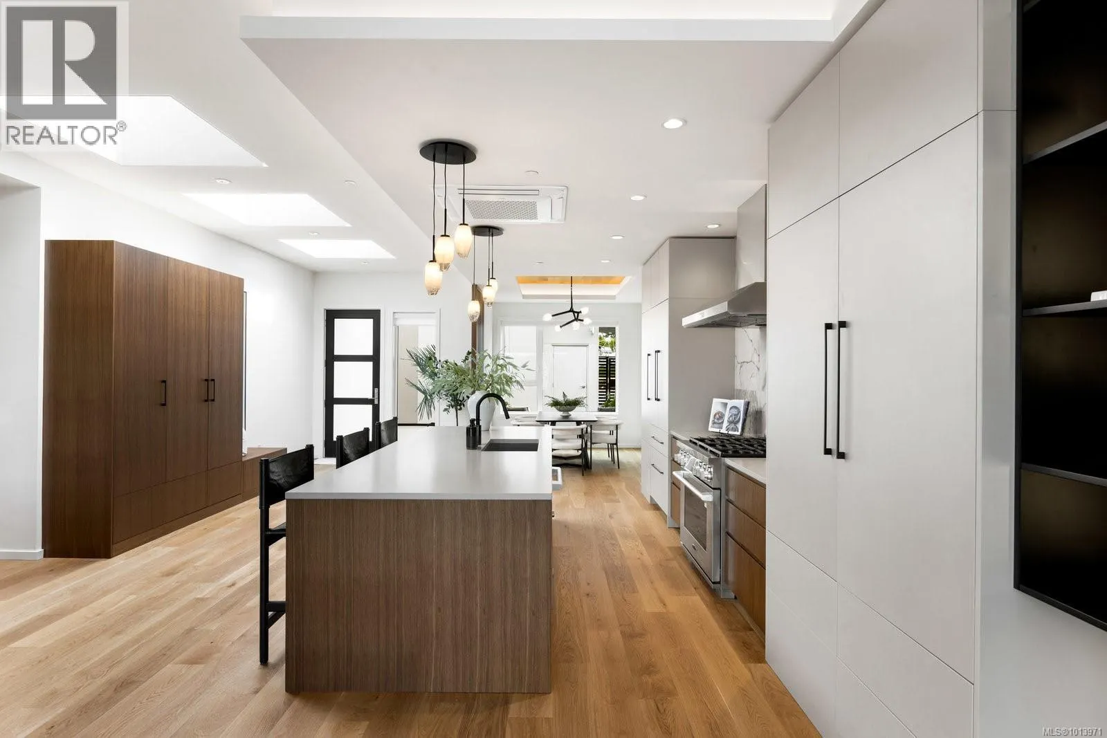 201 2270 Harbour Rd