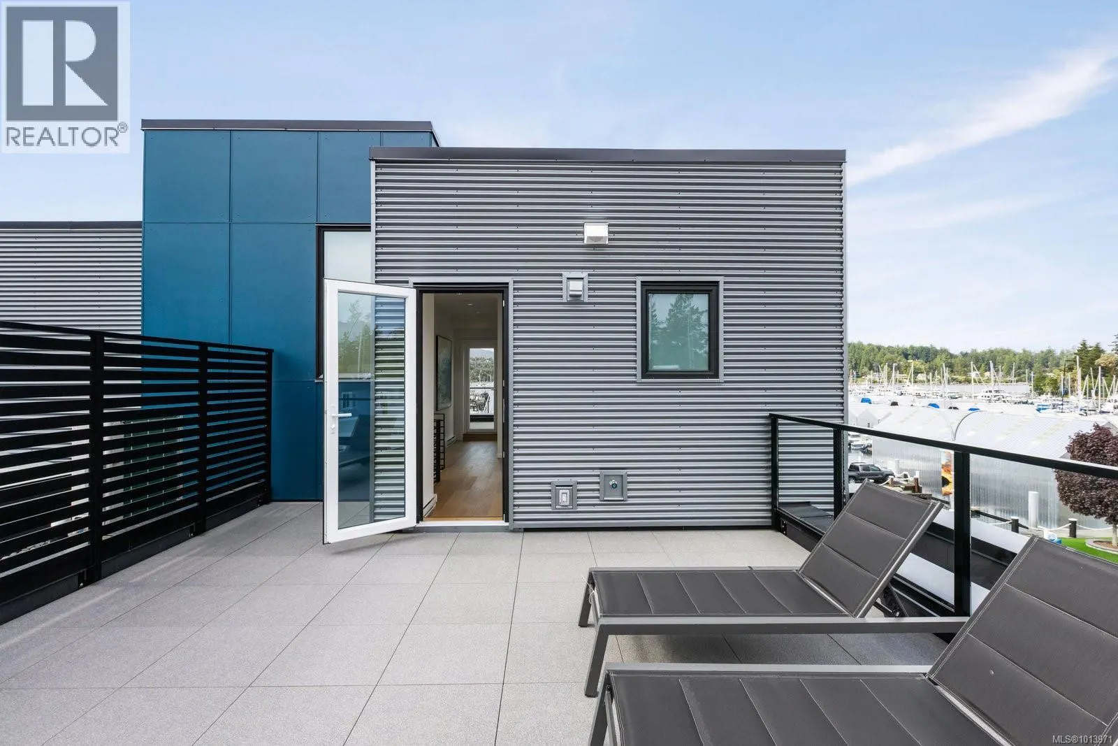 201 2270 Harbour Rd