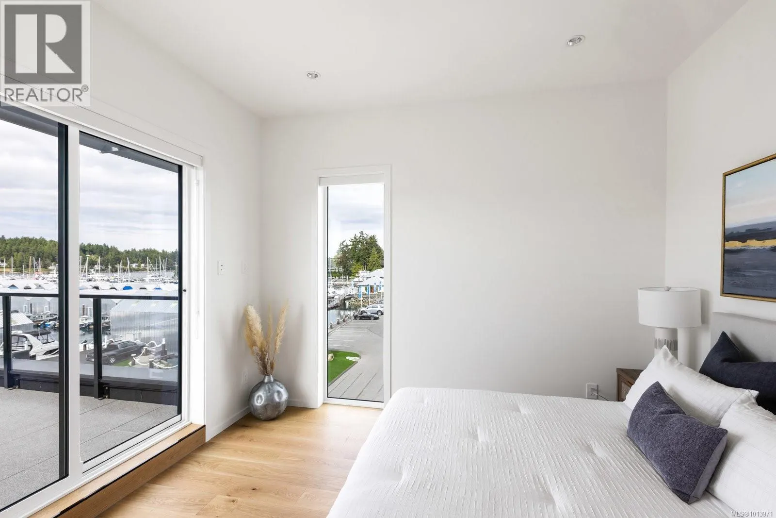 201 2270 Harbour Rd