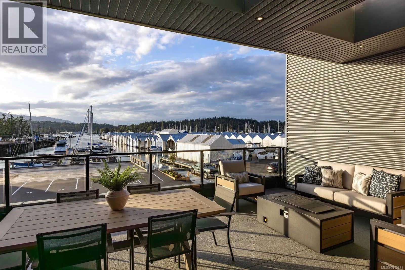 201 2270 Harbour Rd