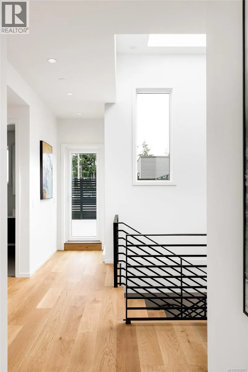 201 2270 Harbour Rd