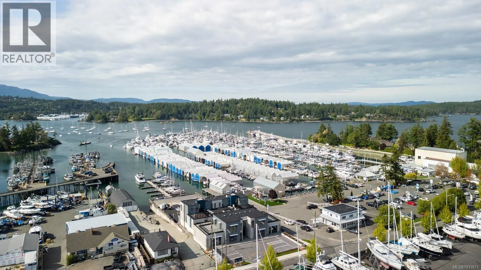 201 2270 Harbour Rd