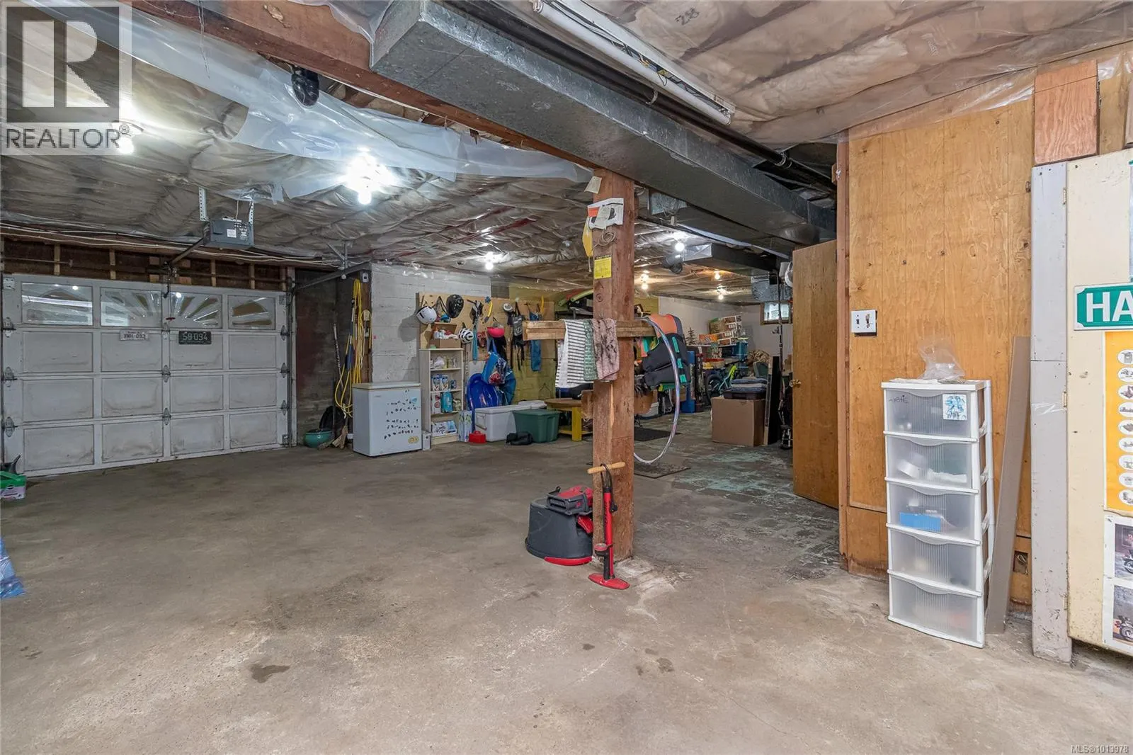 6142 Lakeview Dr