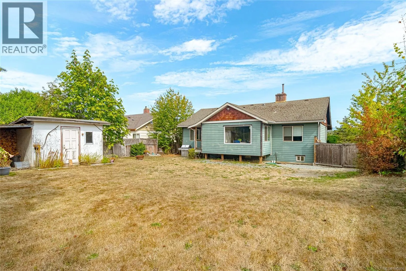 6142 Lakeview Dr