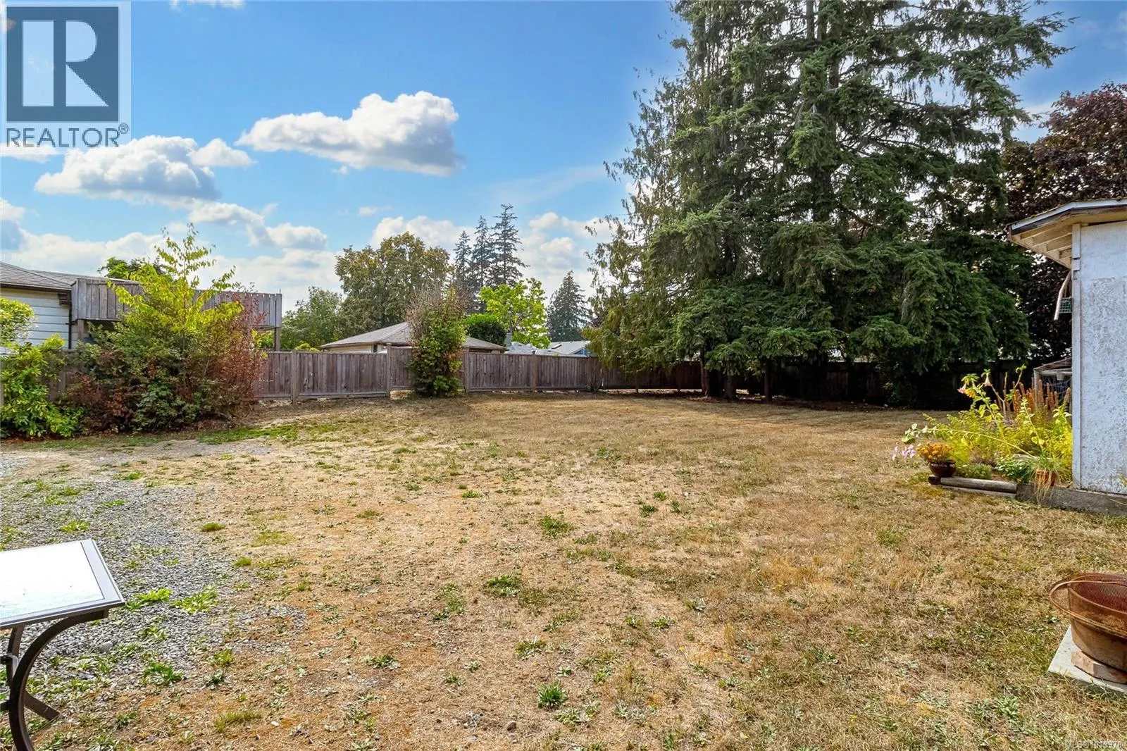 6142 Lakeview Dr