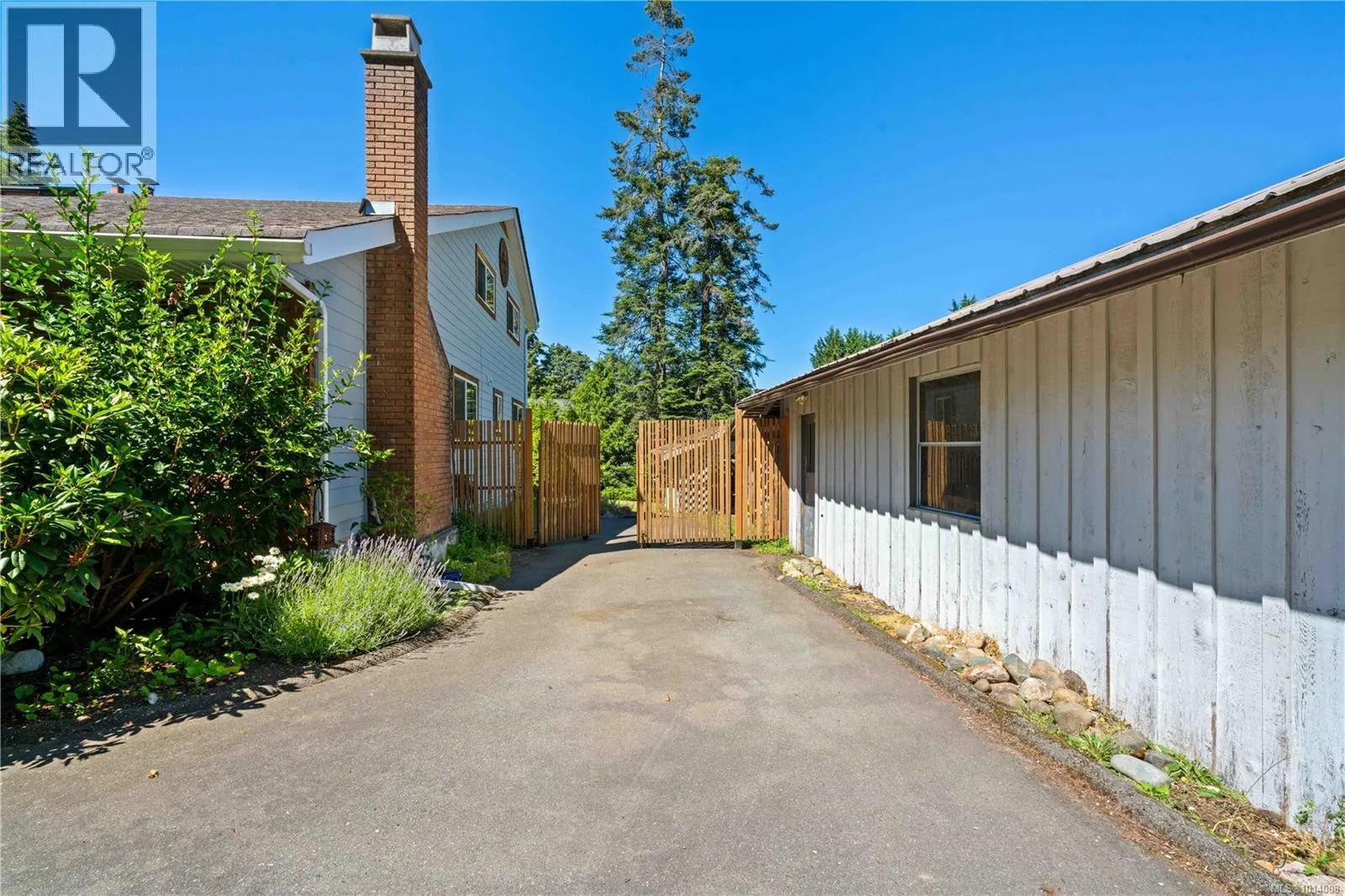 A & B 153 Bald Eagle Cres