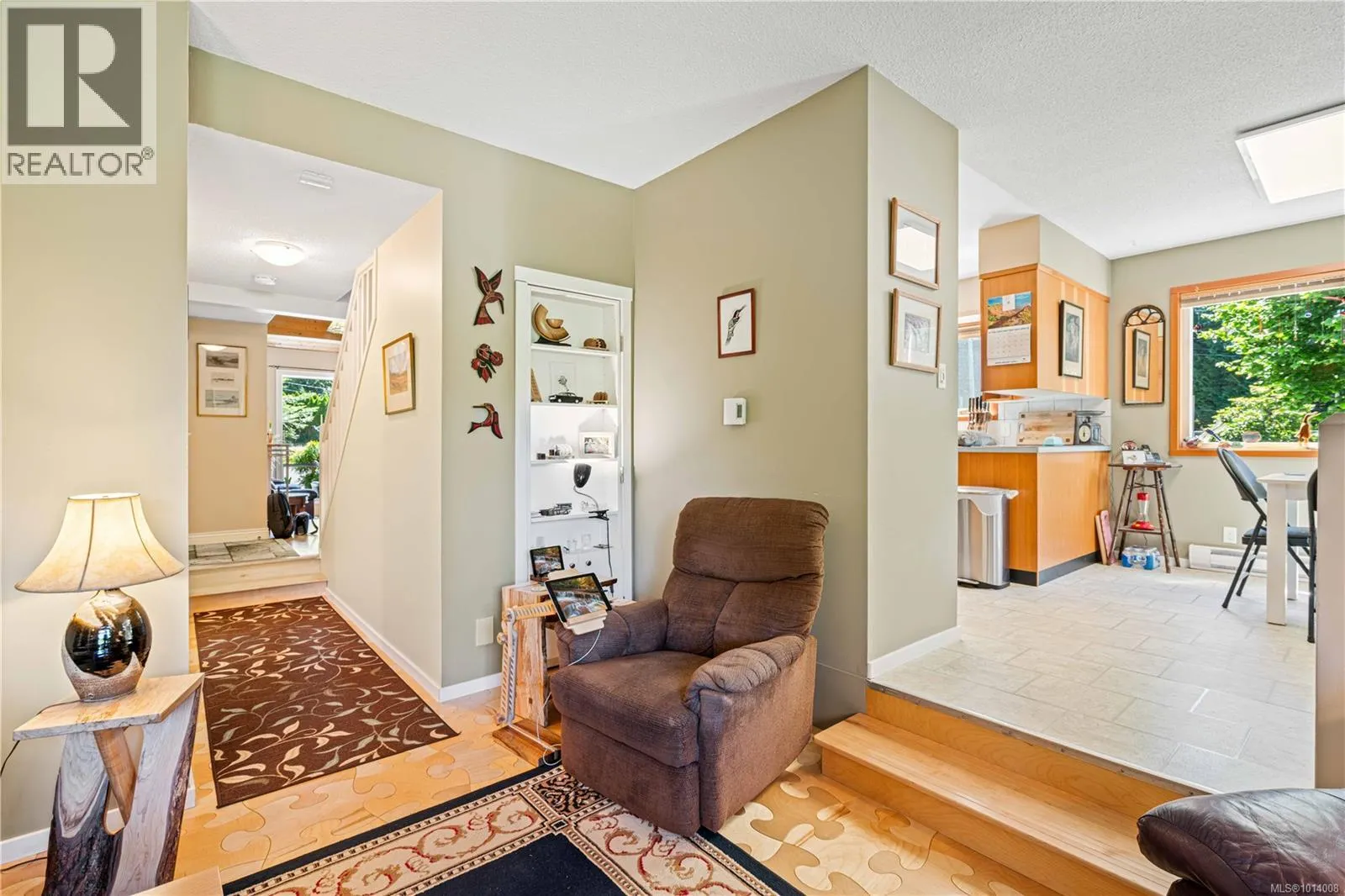 A & B 153 Bald Eagle Cres
