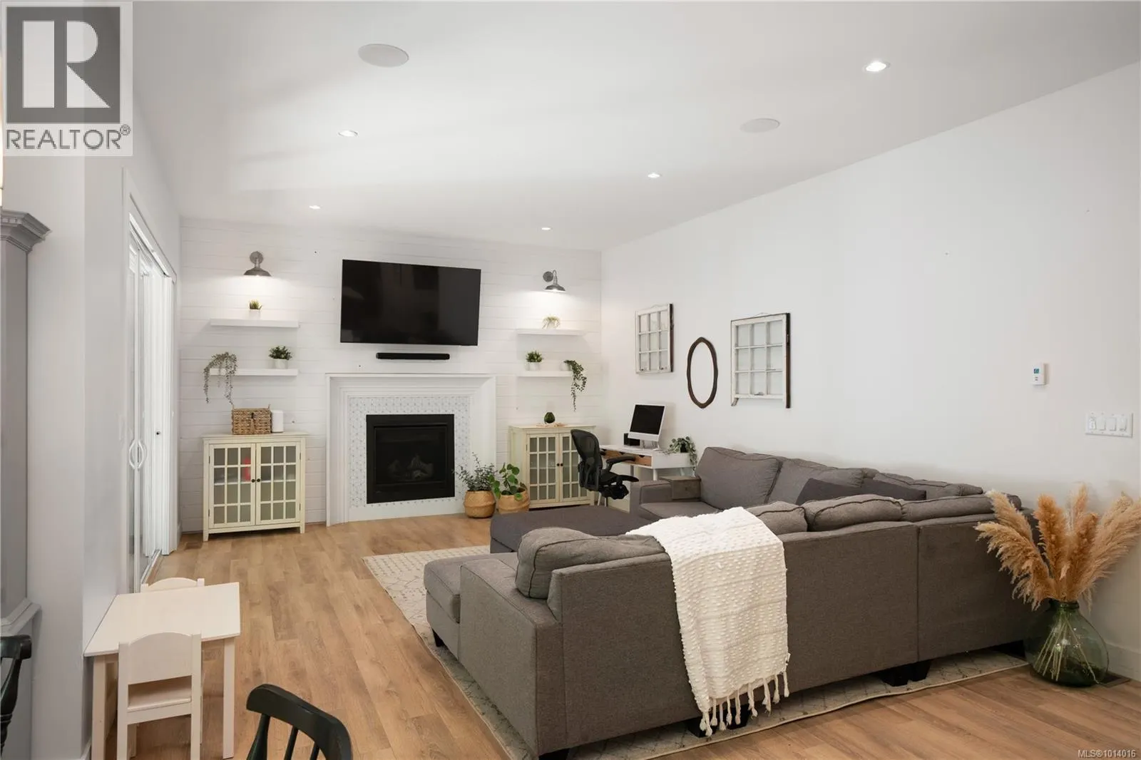 839 Ashbury Ave