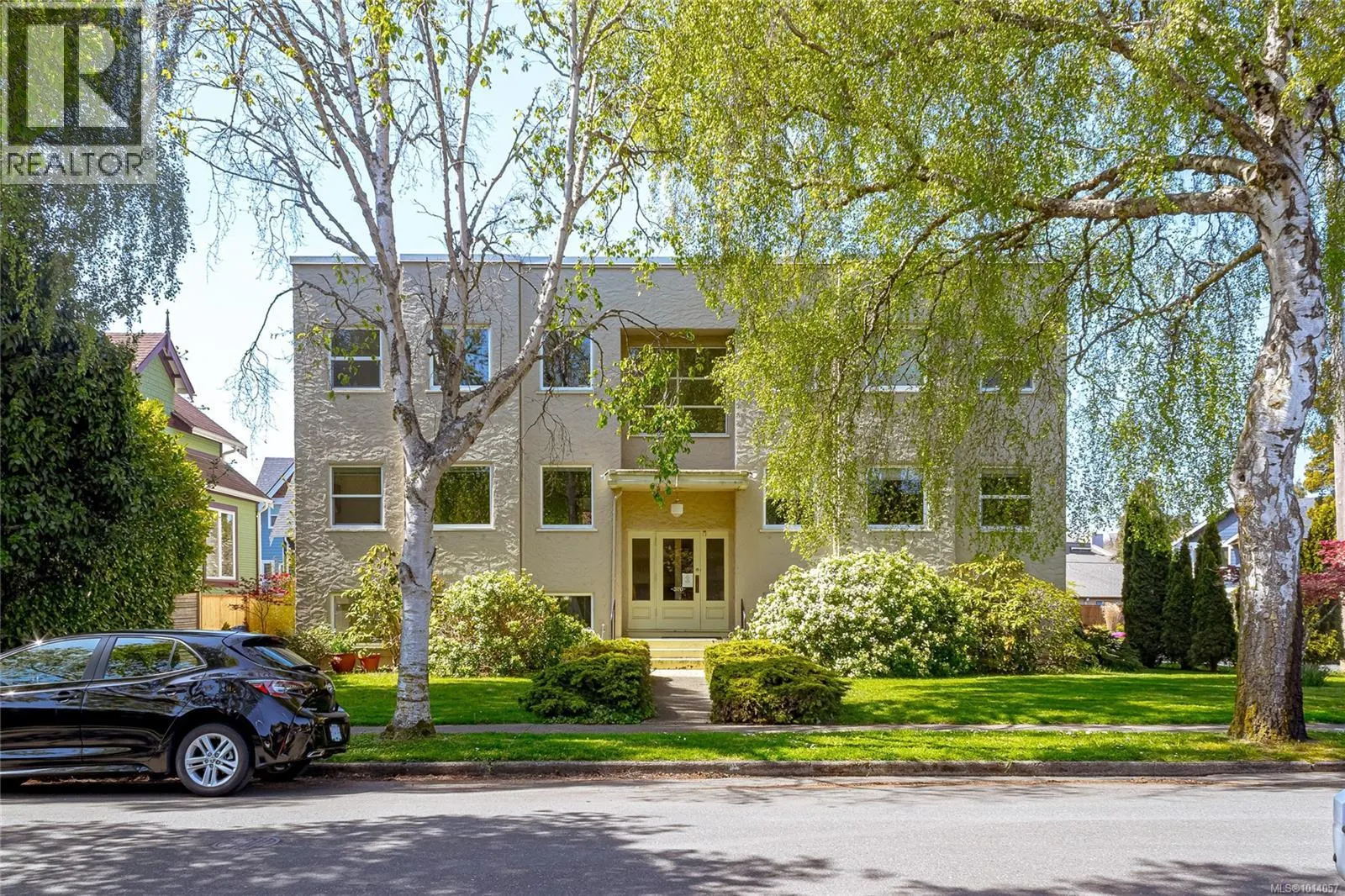 370 Richmond Ave