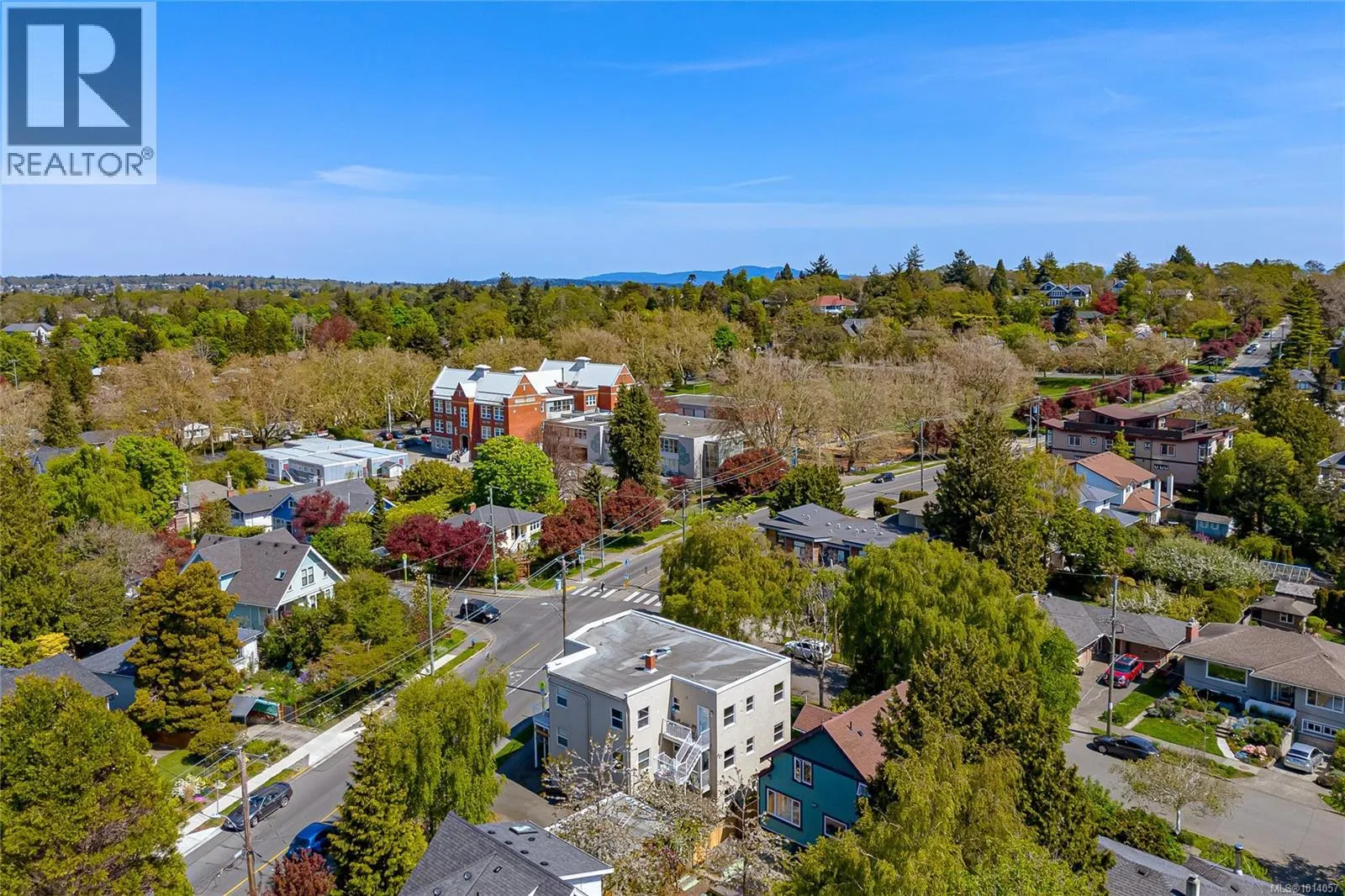 370 Richmond Ave