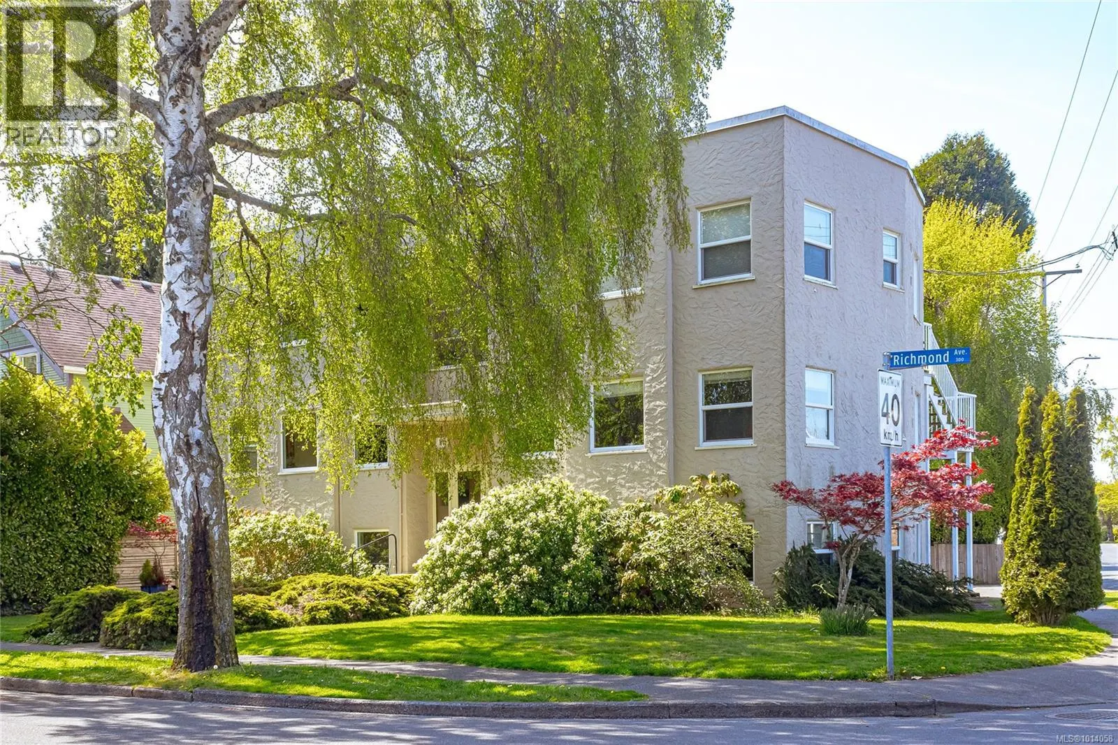 370 Richmond Ave